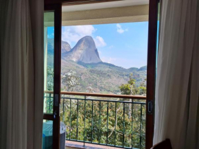 Vista para Pedra Azul e TV de 85''